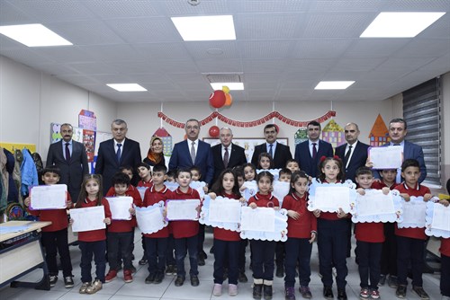 Vali Coşkun Öğrencilerin Karne Heyecanına Ortak Oldu