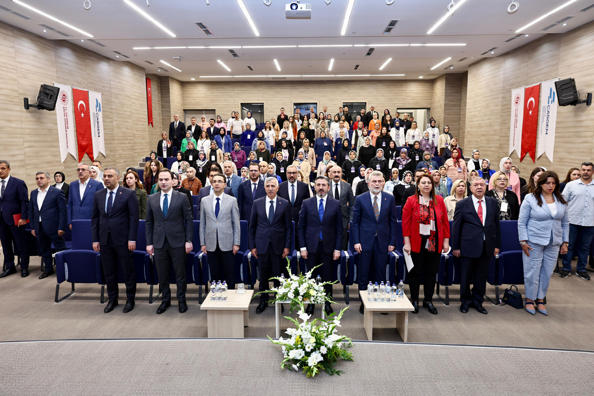 Bakan Yardımcısı Ahmet Aydın ve Valimiz Mükerrem Ünlüer, Depremzede Kadınların Güçlendirilmesi Seminerine Katıldı