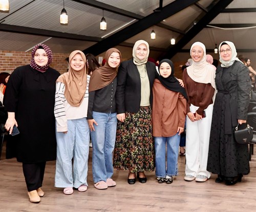 Dr. Selma Ünlüer Hanımefendi, TDV Kız Yurdu Üniversite Mezuniyet Etkinliğine Katıldı